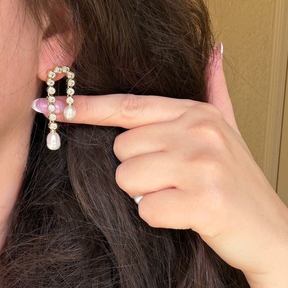 THE PAVE PEARL U STUDS - Picture 6 of 6